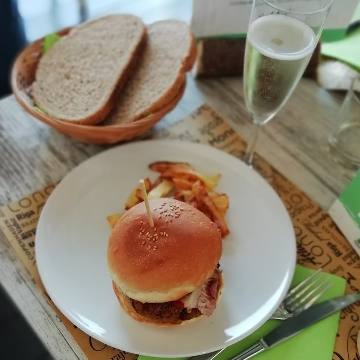photo of BioToBe Cernusco Vegan Burger Classic shared by @miocillo0 on  27 Oct 2022 - review