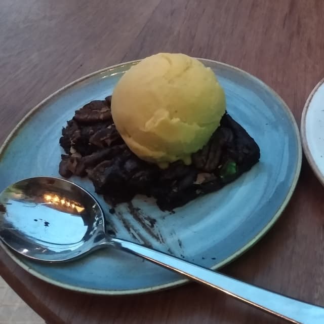 Photo of the dish “Brownie com sorvete de maracuja”
