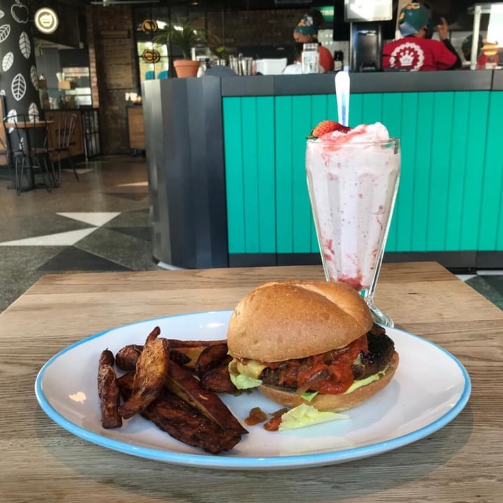 photo of Royale Eatery Vegan milkshakes shared by @sylvacharm on  28 Sep 2020 - review
