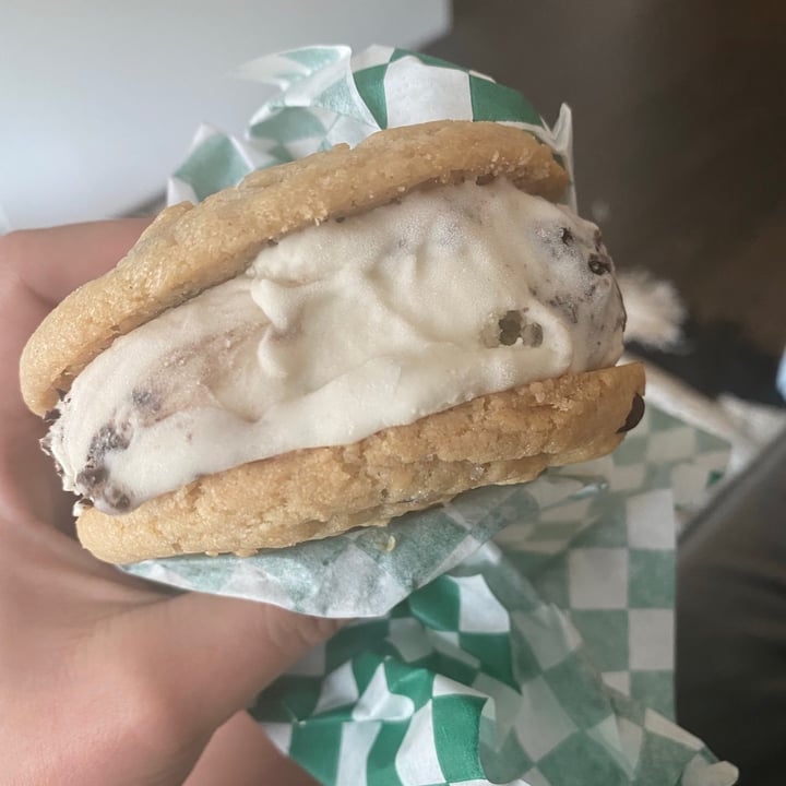 photo of Honey’s Ice Cream Chocolate Chip Cookie Ice Cream Sandwich shared by @andreaciccone on  25 Aug 2021 - review