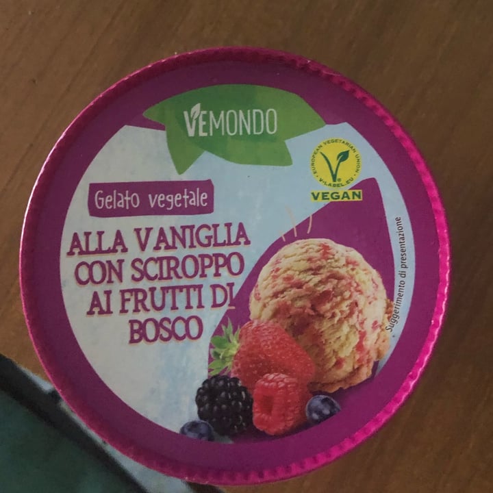photo of Vemondo gelato Vegetale Alla Vaniglia Con Sciroppo Ai Frutti di Bosco shared by @dulcis2008 on  07 Aug 2022 - review