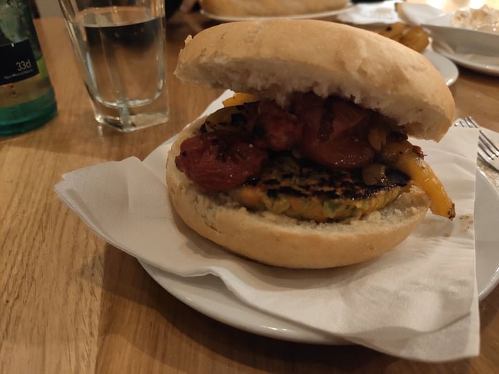 photo of König Barcelona Born Hamburguesa vegetal con humus, tomate cherry y pimiento shared by @belenmaqueda on  19 Jan 2020 - review