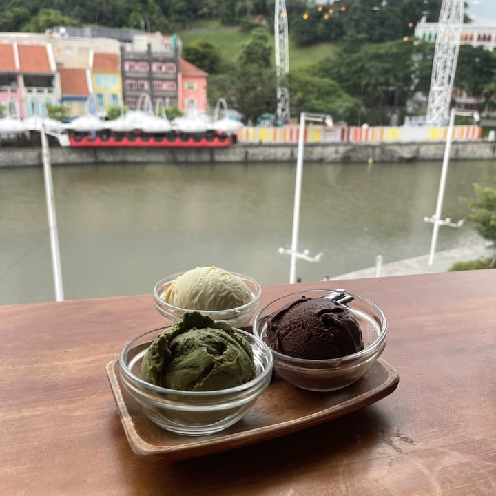 photo of nomVnom Bistro Ice cream (matcha, chocolate) shared by @lav1212 on  29 Jun 2021 - review