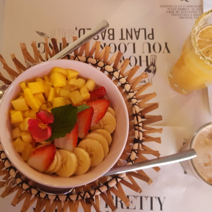 review photo of Pura Vida veggie and vegan fruit bowl shared by @adrivegama on 20 Jun 2022 - review