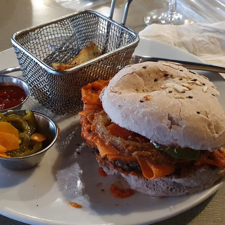photo of Vegan inc. Plaza 404 BBQ Burger shared by @erpantoja on  15 Aug 2020 - review
