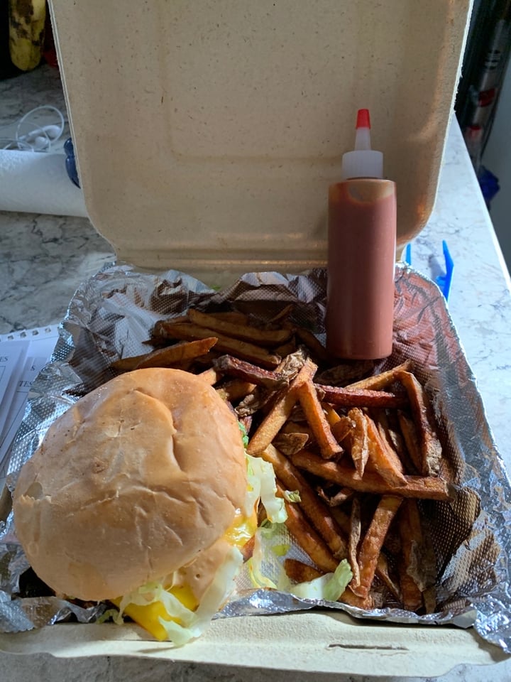 photo of Village Taco Buffalo Fried Chickun Deluxe Sandwich shared by @vfct on  12 Apr 2020 - review