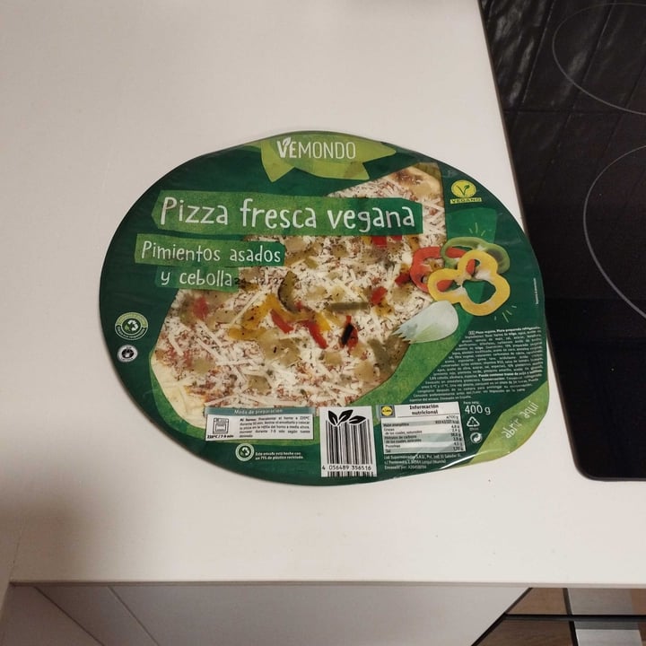 photo of Vemondo  Pizza Fresca Vegana. Pimientos Asados Y Cebolla. shared by @evains on  08 Dec 2022 - review