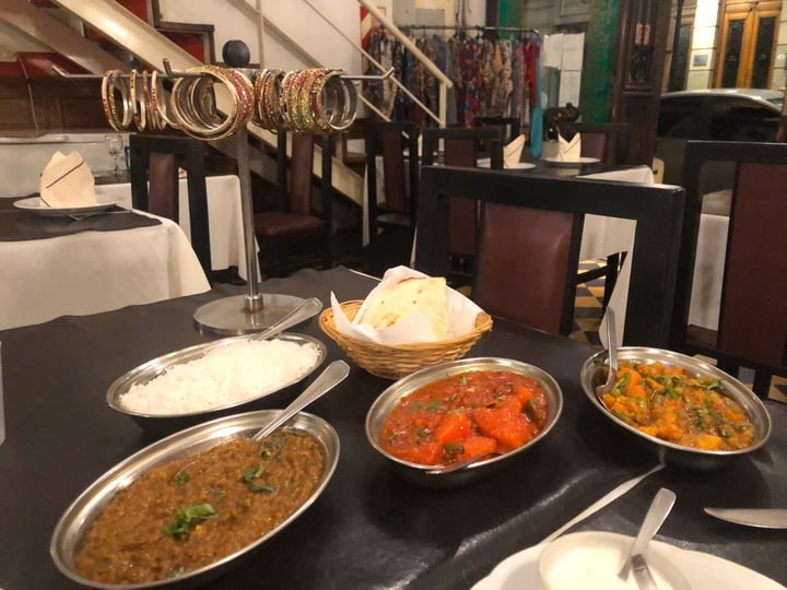 photo of Delhi Masala Curry De Vegetales, Lentejas Con Especias, Papas Con Tomate, Samosas De Verdura shared by @fersoria on  19 Jan 2020 - review