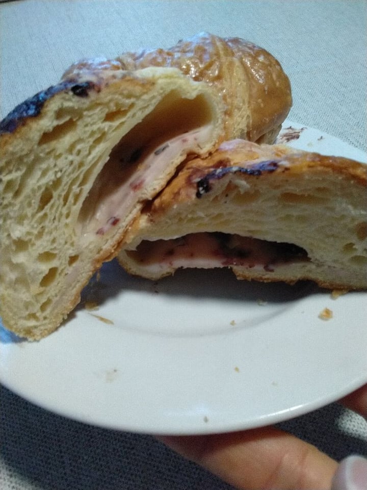 photo of CroisSants Croissant de arándanos shared by @sym on  08 Feb 2020 - review