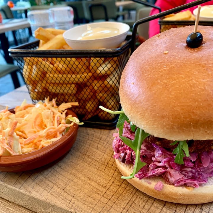 photo of Café Het Groene Hart Veggie Burger shared by @ariiianna on  14 Apr 2022 - review