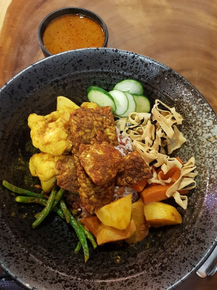 photo of Well Dressed Salad Bar Tempehrature Curry Bowl shared by @shanna on  14 Jun 2019 - review