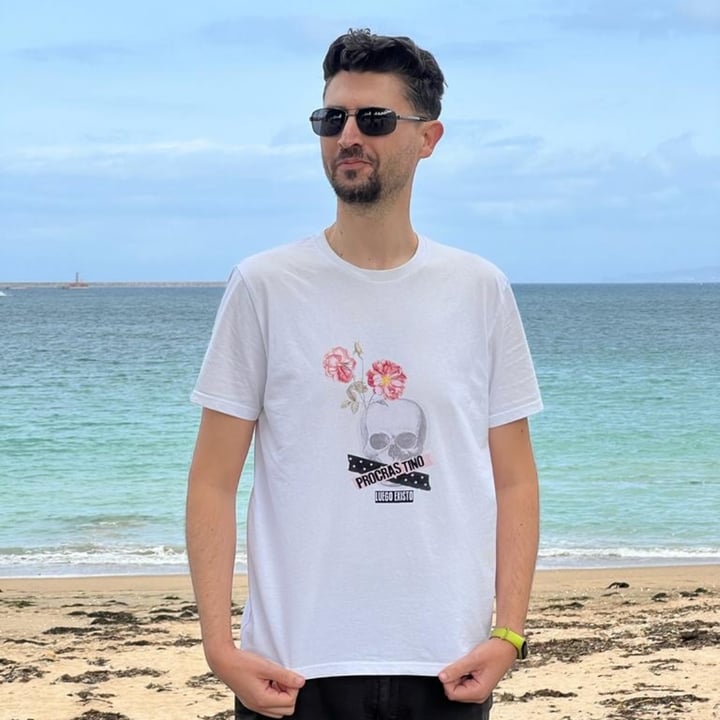 review photo of A ovella negra Camiseta "Procastino, luego existo" shared by @kolegon on 07 Oct 2022 - review