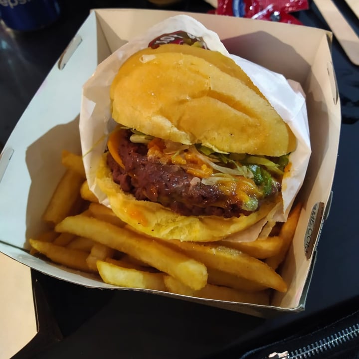 photo of VEGAN FOX Vegmac Burger shared by @miliforanimals on  31 Aug 2021 - review