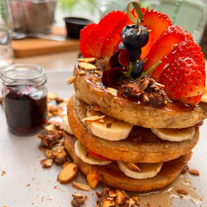 photo of Pura Vida veggie and vegan Very Berry Pancakes shared by @emmalj on  13 Oct 2022 - review