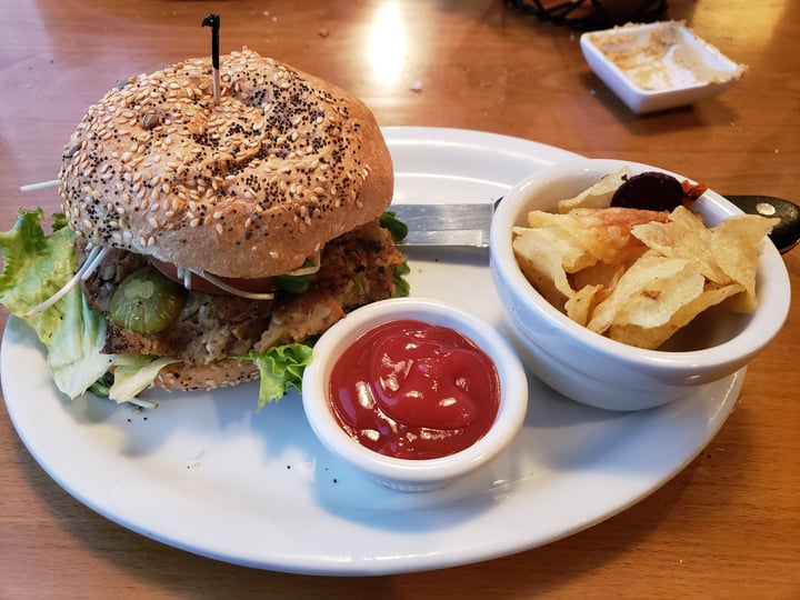 photo of Good Earth Restaurant Good Earth Planet Burger shared by @stefgrill on  05 May 2018 - review