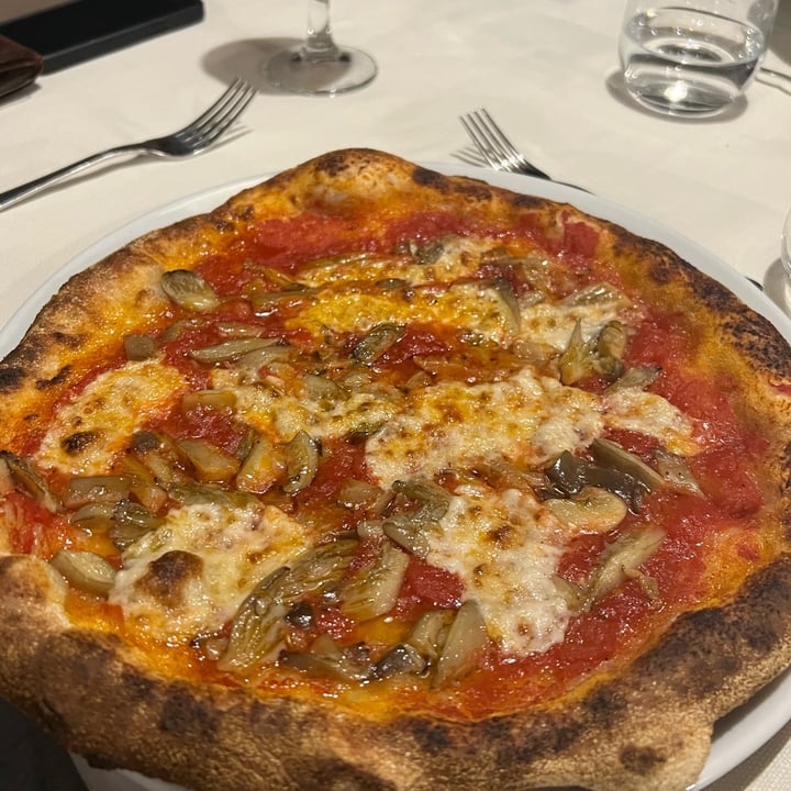 photo of Ristorante Agrolago pizza ai funghi shared by @lanonnavegana on  20 Oct 2022 - review