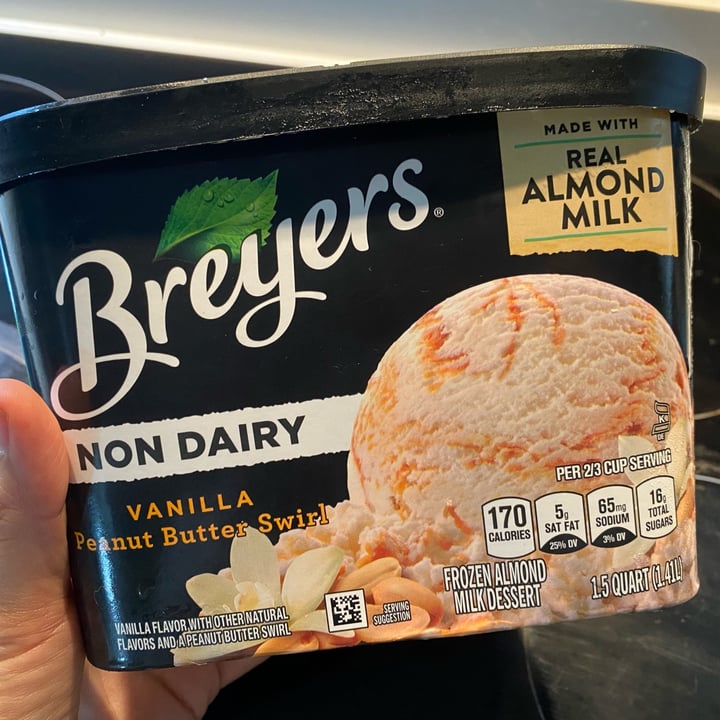 photo of Breyers Non Dairy Vanilla & Peanut Butter Ice Cream shared by @martusalgado on  24 May 2022 - review