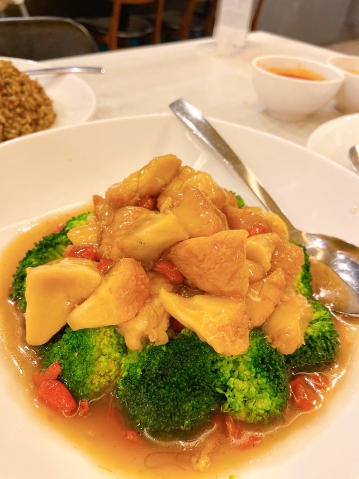 photo of Whole Earth Broccoli with Braised Monkeyhead Mushroom shared by @ypsssss on  15 Nov 2019 - review