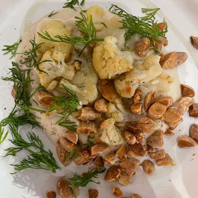 Foto del piatto “Dip di cavolfiore con mandorle affumicate”