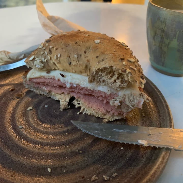 photo of Bioma plant based café Bagel de jamón y queso shared by @fernandavegan on  31 Oct 2021 - review