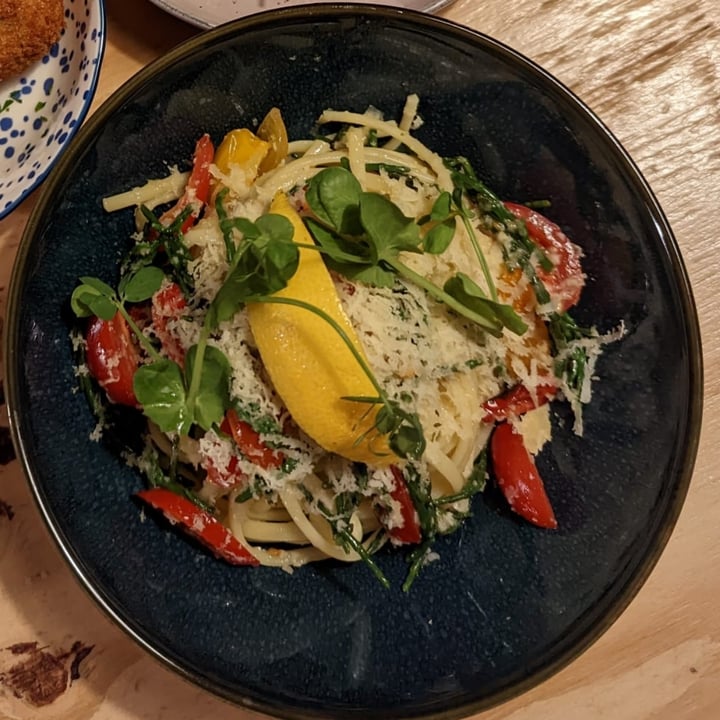 review photo of De Nieuwe Kantine Linguine | garlic | chili | samphire | cherry | lemon shared by @jennethics on 02 Oct 2022 - review