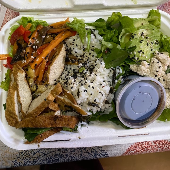 photo of Estilo Veggie Sushi Salad shared by @panchiveg on  13 Aug 2021 - review