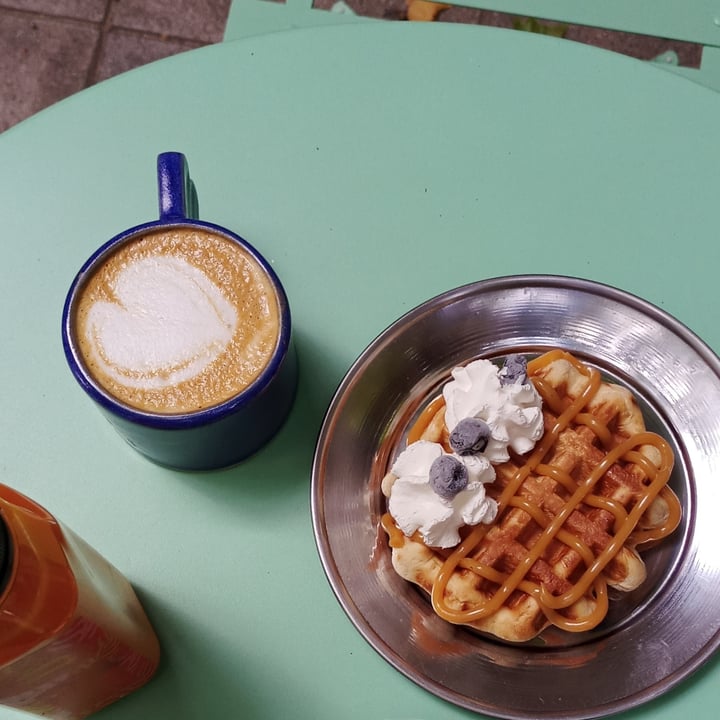 photo of Bioma Plant Based Café Belgrano Waffles con Dulce De Leche De Coco Y Crema shared by @julisvegan on  07 Feb 2022 - review