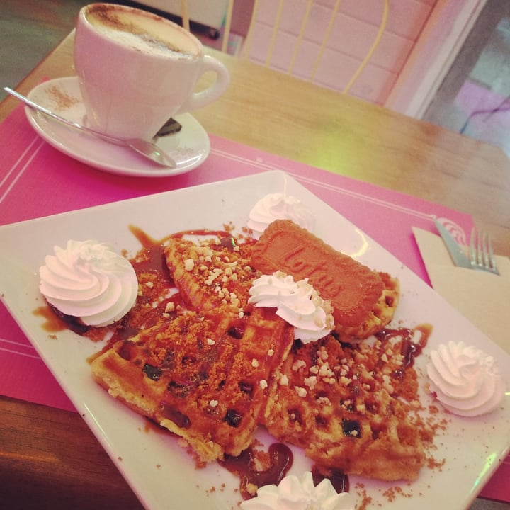 review photo of Freedom Cakes Gofre con nata y caramelo shared by @veganfoodiemadrid on 22 Jul 2021 - review