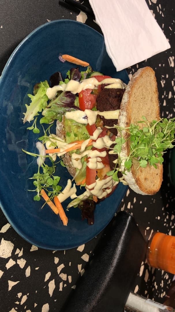 Foto do prato “Beetroot Falafal Stack”