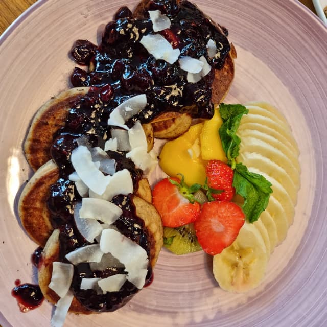 Photo of the dish “Pancakes Con Frutos Rojos Y Platano”