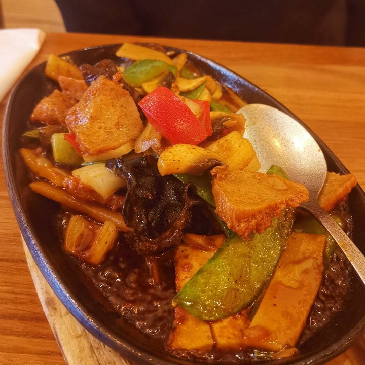 photo of Vegebowl Paris Grilled Tofu and "Meat" with vegetables shared by @giuliazagni on  30 May 2022 - review