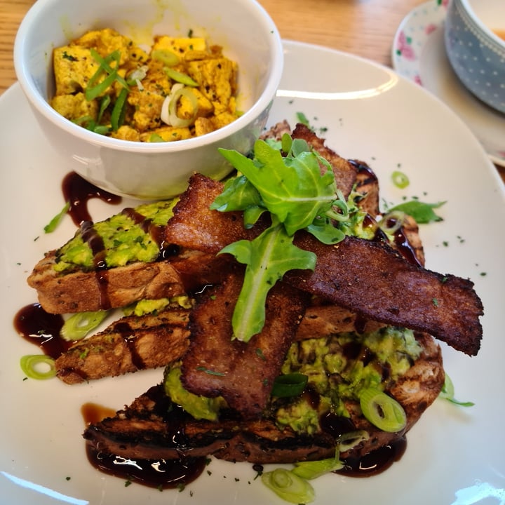 review photo of Vegan Earth Avacado Toast shared by @jaxbakx on 28 Oct 2022 - review