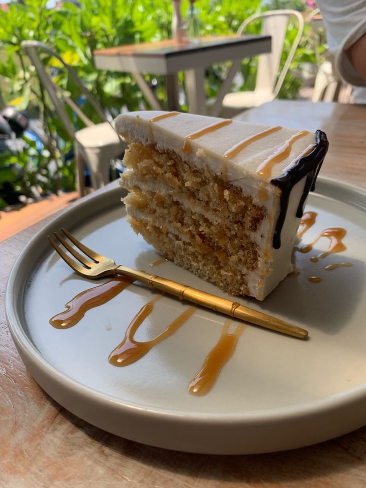 photo of I Am Vegan Babe Cafe Vanilla and Caramel Cake shared by @letsgovegan on  23 Nov 2019 - review