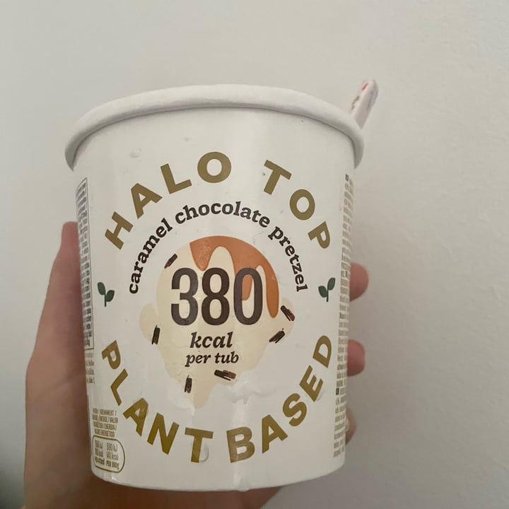 photo of Halo Top Creamery Caramel Chocolate Pretzel shared by @appleappleamanda on  16 Apr 2022 - review