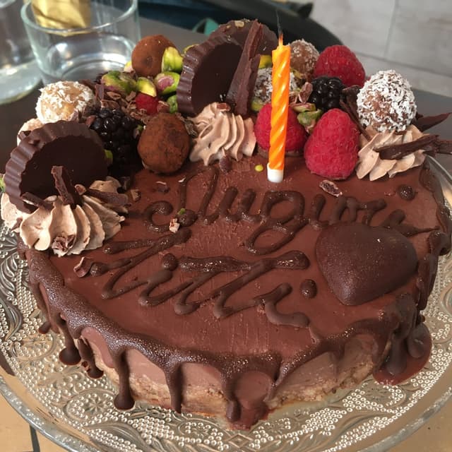 Foto del piatto “Torta cremosa al cioccolato con base crudista al cocco e cacao, mousse al cioccolato e crema al cioccolato”