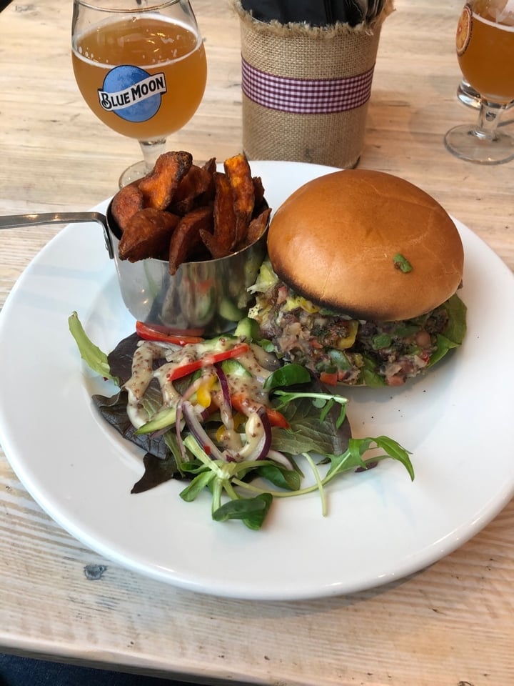 photo of The Hunters Inn Vegan Mixed Bean Burger shared by @lozzymaye on  27 Jan 2020 - review