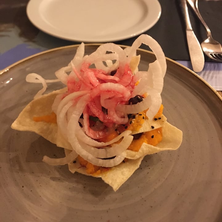 photo of HÉCO Eur millefoglie croccante con hummus di carote, rapa rossa marinata all'aceto di lamponi, daikon, sesamo e menta shared by @cip88 on  21 Nov 2022 - review