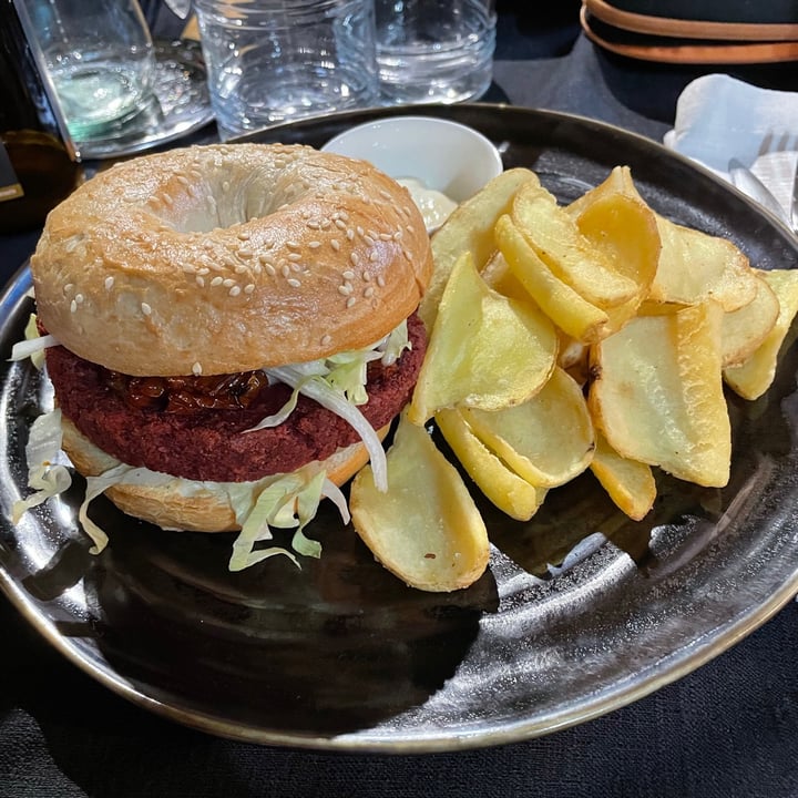 review photo of Safe and Sound Bagel con burger barbabietola shared by @valecory on 25 Aug 2021 - review