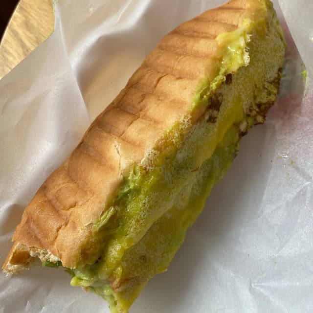 菜肴“Hot Dog Vegano & Kebab Vegano Con Patatas De Moniato”的照片