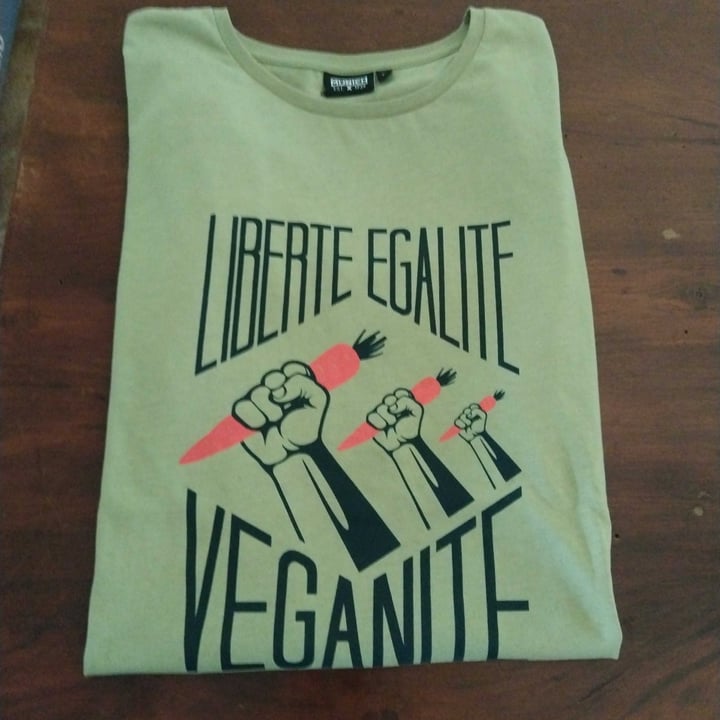 photo of liberté egalite veganite camiseta vegan fest tarrasa shared by @davidmastodon on  17 Oct 2022 - review