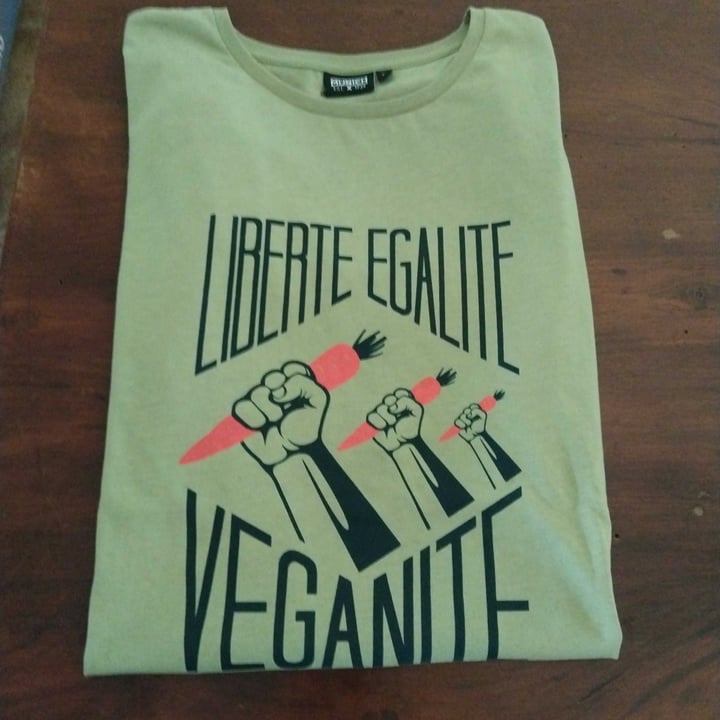 review photo of liberté egalite veganite camiseta vegan fest tarrasa shared by @davidmastodon on 17 Oct 2022 - review