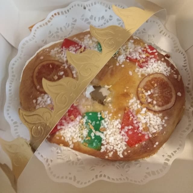 Foto del plato “Roscón de Reyes relleno de nata”