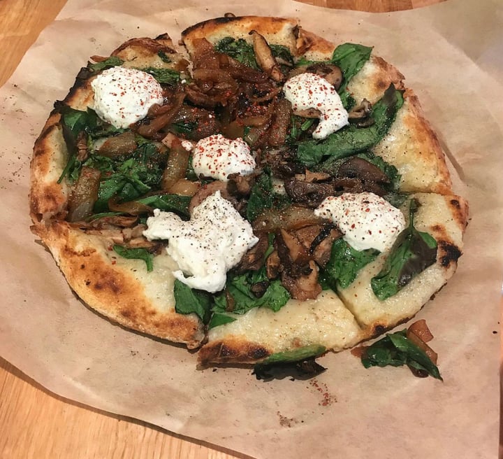 photo of True Food Kitchen Spinach & Mushroom Pizza shared by @raymarei on  09 May 2021 - review