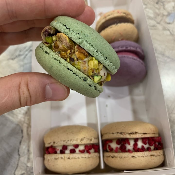 photo of Marimelkon Pistachio-raspberry macaroon 👻 shared by @green-sushi-mt on  12 Oct 2021 - review