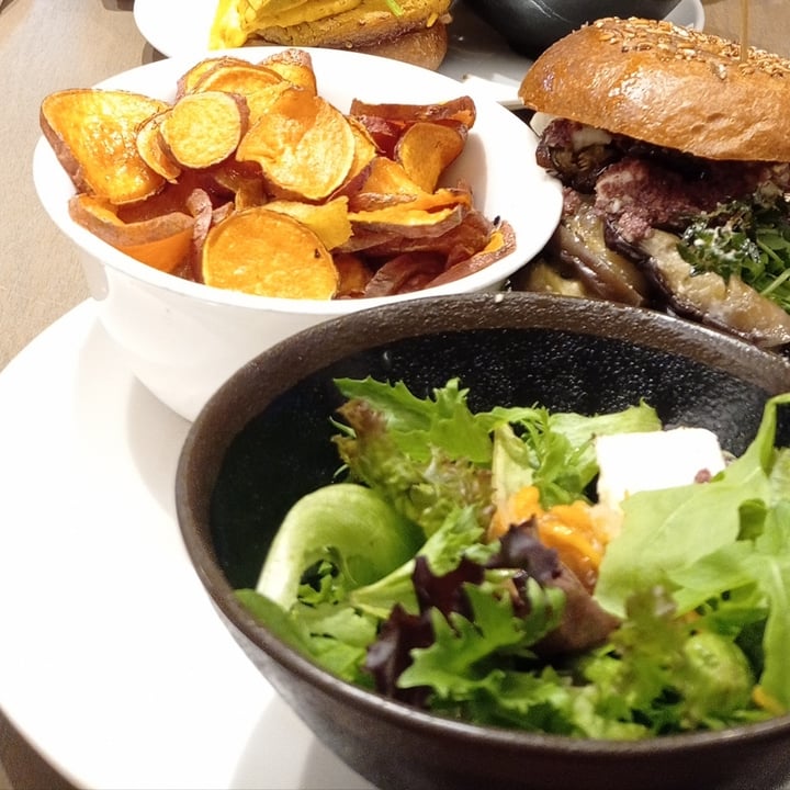 photo of Beet Crispy Burger shared by @vegale15 on  25 Nov 2021 - review