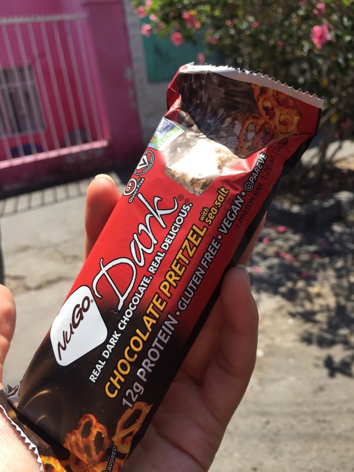 photo of NuGo NuGo Dark Chocolate Pretzel shared by @franacsis on  17 Mar 2020 - review