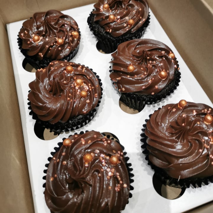 photo of The Honest Apron Caramel Chocolate Cupcake shared by @michellebarendse on  26 Jun 2021 - review
