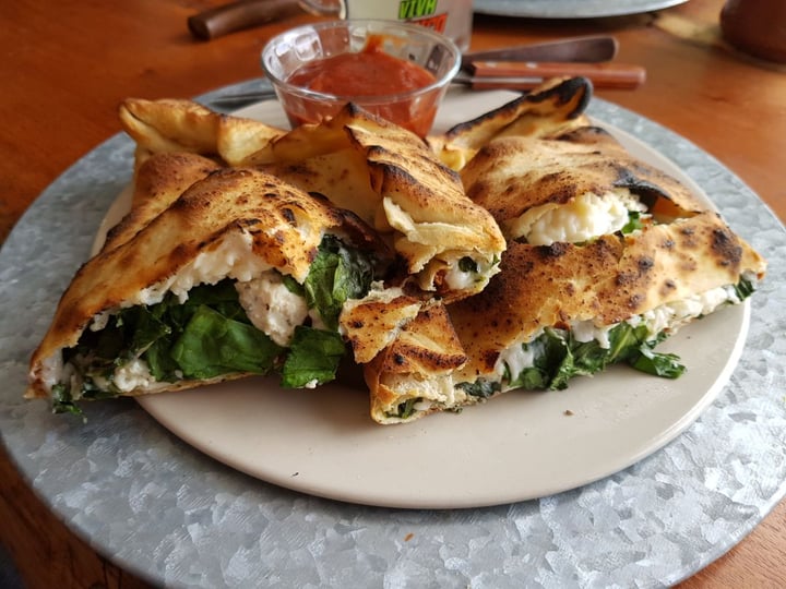 photo of Ixteriolo's Calzone shared by @elviejonvegano on  04 Dec 2019 - review