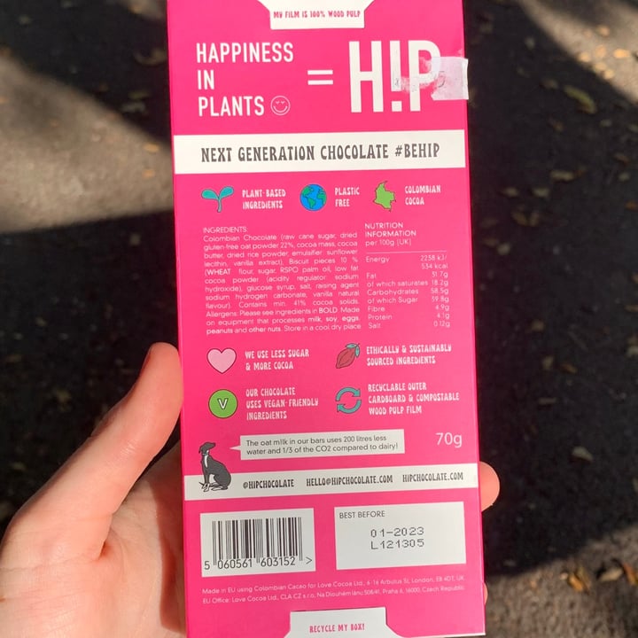 photo of HIP (H!P) Cookies No Cream Oat M!lk Chocolate Bar shared by @vegpledge on  26 Sep 2021 - review