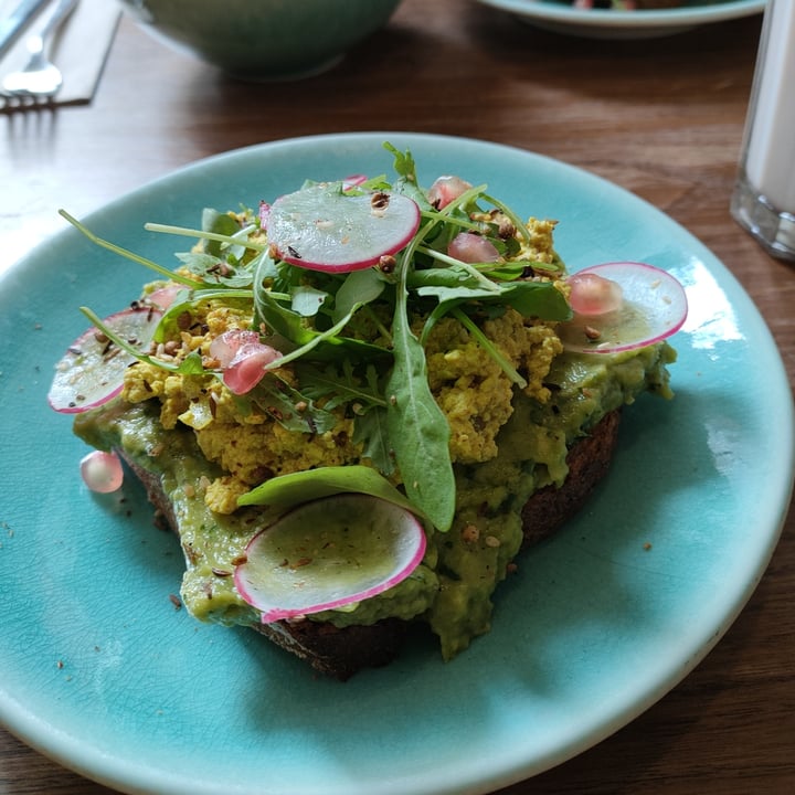 photo of OU BIEN ENCORE Tartine Avocat Tofu Brouillé shared by @estellelou on  15 Nov 2021 - review